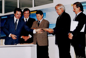 Aznar, Álvarez-Cascos, Tejedor, Clos i Bofill en l'acte de la posada de la primera pedra de la tercera pista de l'aeroport del Prat