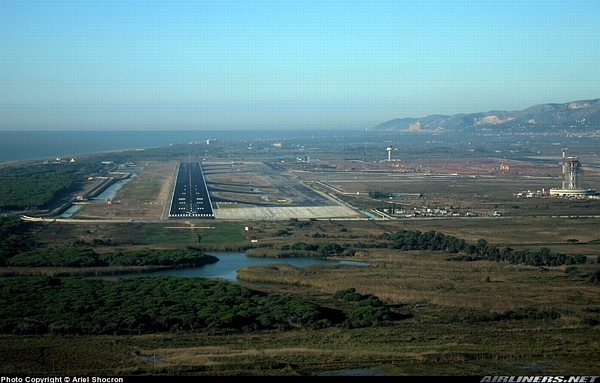 The new third runway of the Barcelona airport can be observed in this picture. In the background, at a short distance straight ahead from this new runway: Gavà Mar