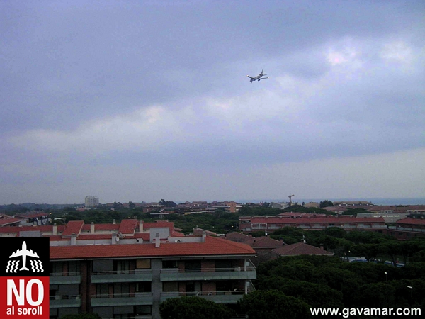 The planes fly over Gavà Mar at a low altitude causing a thunderous noise and a great feeling of danger