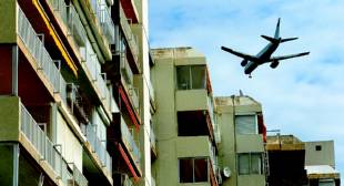 Sobrevuelo del edificio Bermar Park de Gavà Mar por parte de un avión que se aproxima al aeropuerto del Prat para aterrizar en la tercera pista