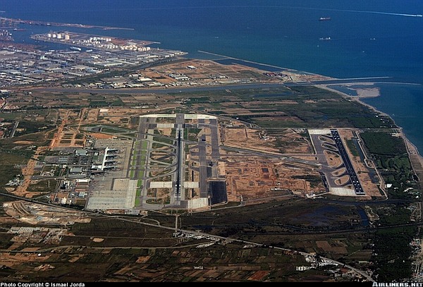 17 de septiembre de 2004 - Imagen aérea de la tercera pista acabada, el desvío del río Llobregat y el Puerto de Barcelona