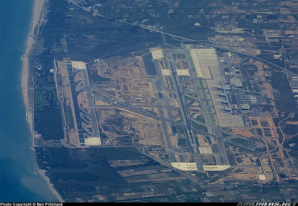 22 de setembre de 2004 - Imatge aèria de la tercera pista acabada i de tot el recinte aeroportuari del Prat