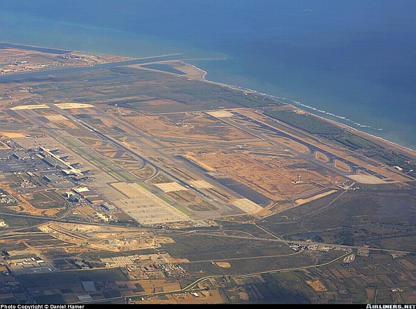 14 d'octubre de 2004 - Imatge aèria de la tercera pista acabada