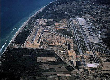 Imatge aèria de la construcció de la tercera pista de l'aeroport del Prat