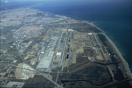 Imatge aèria de la construcció de la tercera pista de l'aeroport del Prat