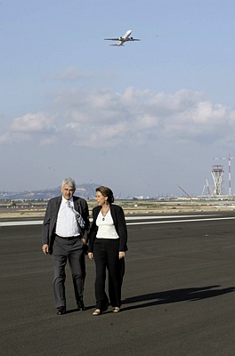Pasqual Maragall (Presidente de la Generalitat de Catalunya) y Magdalena Álvarez (Ministra de Fomento) caminando por la tercera pista el día de su inauguración (28 de septiembre de 2004)
