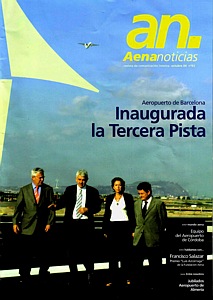 Portada de la revista d'AENA d'octubre de 2004 (Pasqual Maragall, Joan Clos, Magdalena Álvarez i Lluís Tejedor) amb una fotografia del dia de la inauguració de la tercera pista de l'aeroport del Prat (28 de setembre de 2004)