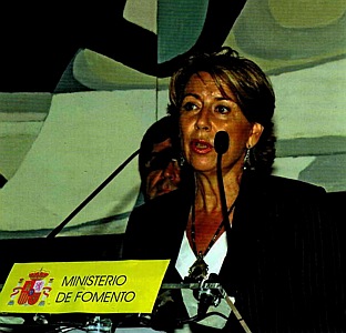 Magdalena Álvarez (Ministra de Foment) fent el seu discurs el dia de la inauguració de la tercera pista de l'aeroport del Prat (28 de setembre de 2004)