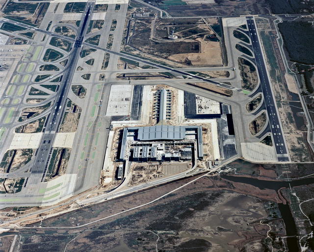 Fotografía aérea de las obras de la nueva terminal del aeropuerto del Prat (Abril 2008)