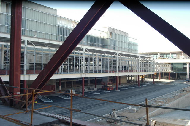 Fotografía de la zona de los parkings de la nueva terminal sur del aeropuerto del Prat (Abril 2008)