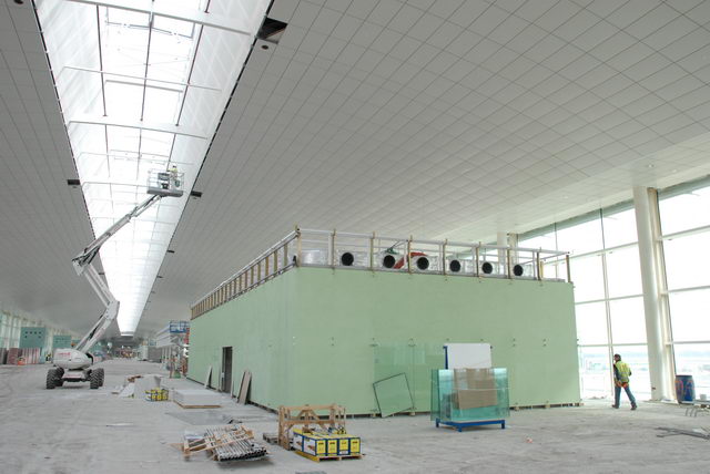 Fotografía de las obras del interior de la nueva terminal del aeropuerto del Prat (Abril 2008)