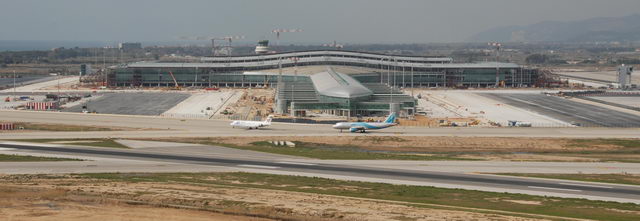 Estat de les obres de construcció de la nova terminal sud de l'aeroport del Prat (Gavà Mar al fons) (Abril de 2008)