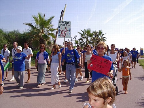 Inici de la manifestació de veïns de Gavà Mar contra les futures rutes aèries de l'aeroport del Prat (avinguda del mar) (19 de setembre de 2004)