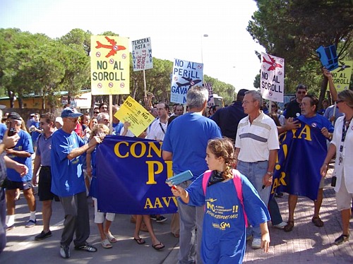 La Policía intentaba detener la manifestación de vecinos de Gav Mar contra las futuras rutas areas del aeropuerto del Prat para que no coincidiera con la Fiesta de la Rosa del PSC  (19 de septiembre de 2004)