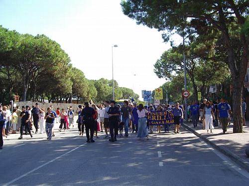 Manifestació de veïns de Gavà Mar el dia de la Festa de la Rosa del PSC a l'avinguda Europa de Gavà Mar (19 de setembre de 2004)