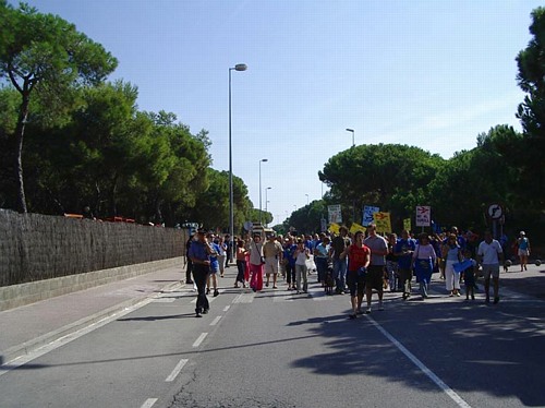 Veïns de Gavà Mar apropant-nos al lloc de celebració de la Festa de la Rosa del PSC per protestar contra les futures rutes aèries de l'aeroport del Prat (19 de setembre de 2004)
