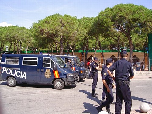 Agents anti-avalots al voltant de la Festa de la Rosa del PSC a on s'hi apropaven els veïns de Gavà Mar per manfiestar-se contra les futures rutes aèries de l'aeroport del Prat (19 de setembre de 2004)