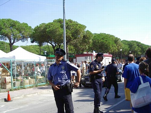 Entrada de la Fiesta de la Rosa del PSC donde se concentraron los vecinos de Gav Mar para protestar contra las futuras rutas areas del aeropuerto del Prat (19 de septiembre de 2004)