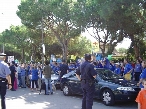 Vecinos de Gavà Mar delante de la entrada de la Fiesta de la Rosa del PSC protestando por las futuras rutas area del aeropuerto del Prat (19 de septiembre de 2004)