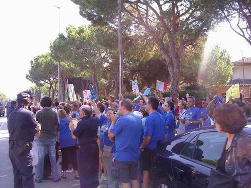 Veïns de Gavà Mar davant de l'entrada de la Festa de la Rosa del PSC protestant contra les futures rutes aèries de l'aeroport del Prat (19 de setembre de 2004)