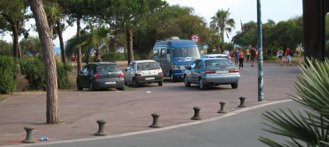 Coches aparcados en el paseo marítimo de Gavà Mar (8 de julio de 2007)