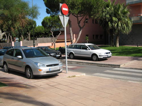 Vehculos aparcados sobre la acera de la calle Cunit (en el cruce con la avenida del mar) sin estar multados (Domingo 15 de julio de 2007 - 18:30h)