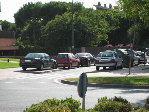 Vehculos aparcados sobre la acera de la calle Cunit (en el cruce con la avenida del mar) sin estar multados (Domingo 15 de julio de 2007 - 18:30h)