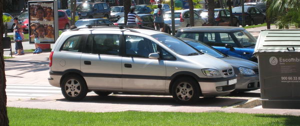 Vehicles aparcats sobre la vorera a l'encreuament del carrer Cunit i de l'avinguda del mar de Gavà Mar sense estar multats ni retirats per la grua municipal (Diumenge 22 de juny de 2008 - 10:46h)