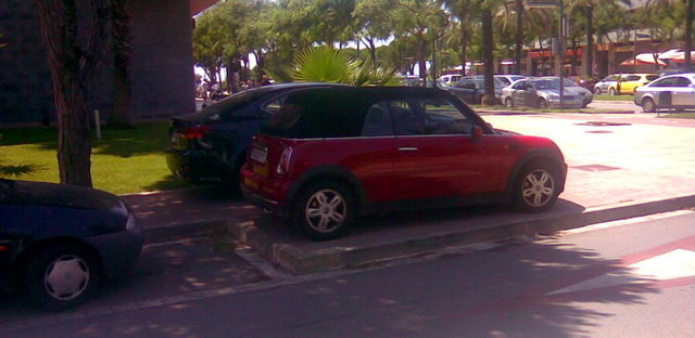 Dos vehicles aparcats sobre la vorera a l'encreuament del carrer Cunit i de l'avinguda del mar de Gavà Mar en parallel, tots dos multats (Diumenge 19 de juliol de 2009 - 12h)