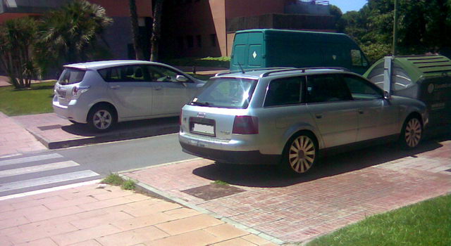 Dos vehicles aparcats sobre les voreres a l'encreuament del carrer Cunit i de l'avinguda del mar de Gavà Mar, un a cada vorera, tots dos multats (Diumenge 19 de juliol de 2009 - 12h)
