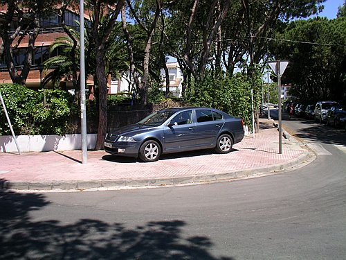 Fotografia realitzada l'estiu de l'any 2006 a l'encreuament dels carrers Garraf i Cunit de Gavà Mar on es veu un vehicle amb les 4 rodes sobre la vorera sense ser multat ni el vehicle retirat per la grua municipal