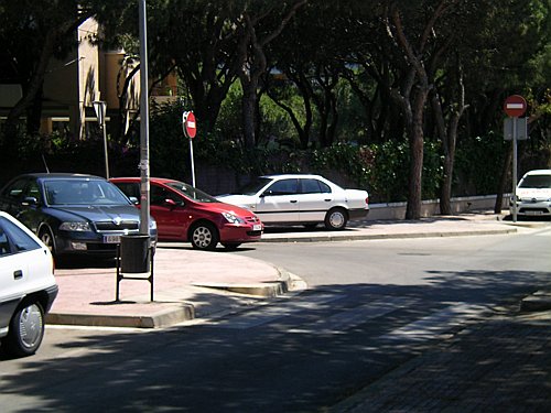 Fotografia realitzada l'estiu de l'any 2006 on es veuen dos vehicles sobre les voreres de l'encreuament dels carrers Garraf i Cunit de Gavà Mar