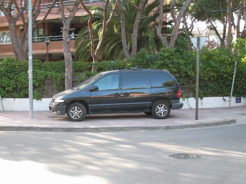 Vehculo aparcado sobre la acera en el cruce de la calle Cunit y de la calle Garraf sin estar multado (Domingo 15 de julio de 2007 - 18:30h)
