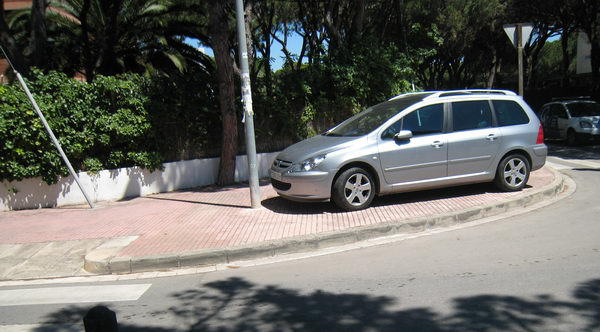 Vehículo aparcado sobre la acera en el cruce de la calle Cunit y de la calle Garraf de Gavà Mar sin estar multado ni retirado por la grua municipal (Domingo 22 de junio de 2008 - 11:23h)