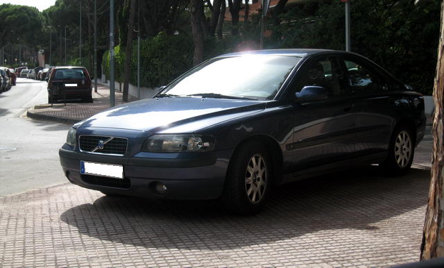 Vehicle completament aparcat sobre la vorera a l'encreuament del carrer Cunit i del carrer Garraf de Gavà Mar sense esta multat ni retirat per la grua municipal (Diumenge 14 de juny de 2009)