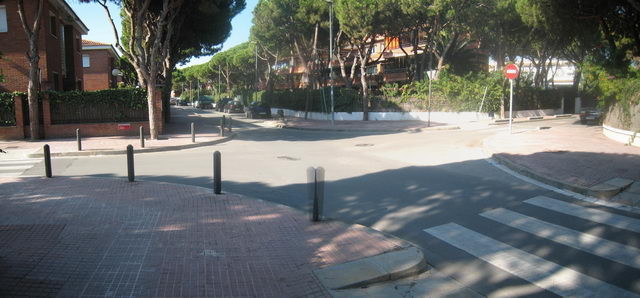 Panoràmica de l'encreuament dels carrers de Cunit i Garraf a Gavà Mar (una banda amb pilons i l'altra sense)