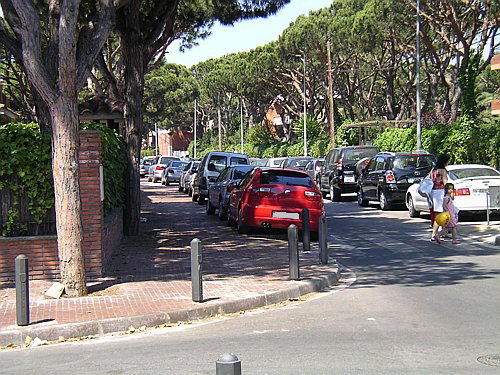 Fotografia realitzada l'estiu de l'any 2006 al carrer Cunit de Gavà Mar on es veu tota una filera de cotxes aparcats sobre la vorera