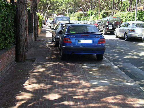 Fotografia realitzada l'estiu de l'any 2006 al carrer Cunit de Gavà Mar on es veu perfectament com els cotxes aparquen amb les 4 rodes sobre la vorera sense ser multats ni retirats per la grua municipal
