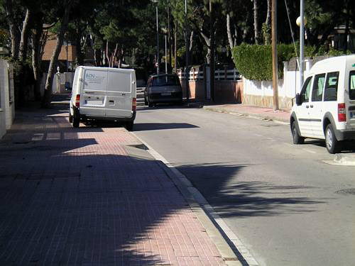 Fotografia realitzada l'estiu de l'any 2006 on una furgoneta podent aparcar perfectament, prefereix envair la vorera del carrer Cunit de Gavà Mar