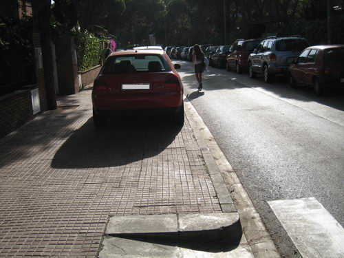 Vehculos aparcados sobre la acera de la calle Cunit (entre las calles Garraf y Palafrugell) sin estar multados (Domingo 15 de julio de 2007 - 18:40h)