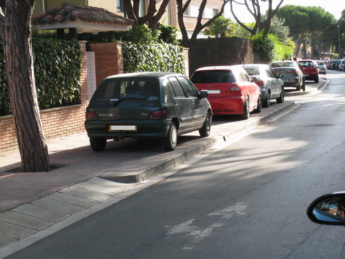 Vehicles aparcats sobre la vorera al carrer Cunit (entre els carrers Garraf i Palafrugell) sense estar multat (Diumenge 15 de juliol de 2007 - 18:40h)