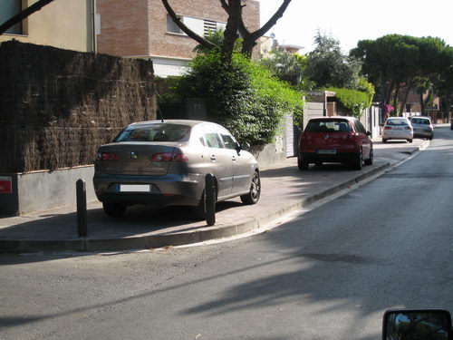 Vehicles aparcats sobre la vorera al carrer Cunit (entre els carrers Garraf i Palafrugell) sense estar multat (Diumenge 15 de juliol de 2007 - 18:40h)