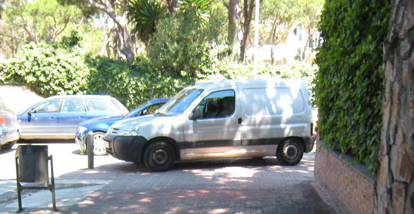 Vehculo aparcado sobre la acera en la calle Cunit de Gavà Mar sin estar multado ni retirado por la grua municipal (Domingo 22 de junio de 2008 - 11:21h)