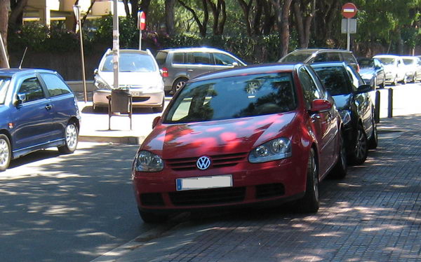 Vehicles aparcats sobre la vorera al carrer Cunit de Gavà Mar sense estar multats ni retirats per la grua municipal (Diumenge 22 de juny de 2008 - 11:22h)