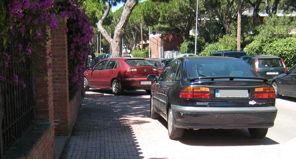 Vehculos aparcados sobre la acera en la calle Cunit de Gavà Mar sin estar multados ni retirados por la grua municipal (Domingo 22 de junio de 2008 - 11:22h). El vehculo rojo obstaculiza completamente el paso de los peatones