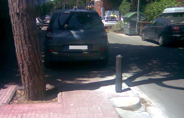 Vehculo aparcado sobre la acera de la calle Cunit de Gav Mar (entre las calles Garraf y Palafrugell) pese al pivote instalado recientemente por el Ayuntamiento de Gav (Domingo 19 de julio de 2009 - 12h)