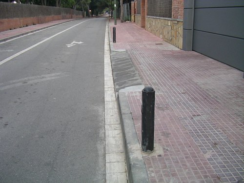 Pilons instal·lats davant d'una vivenda de recent construcció al carrer Cunit de Gavà Mar