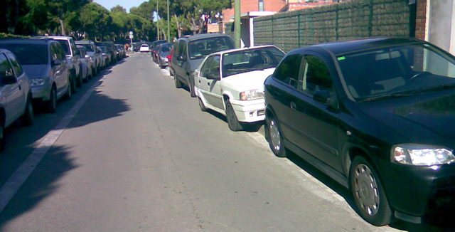 Vehicles aparcats sobre la vorera mar del carrer Cunit de Gav Mar entre els carrers Roses i Palams (19 de Juliol de 2009)