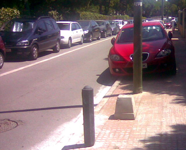 Vehicles aparcats sobre la vorera mar del carrer Cunit de Gav Mar entre els carrers Roses i Palams (19 de Juliol de 2009)
