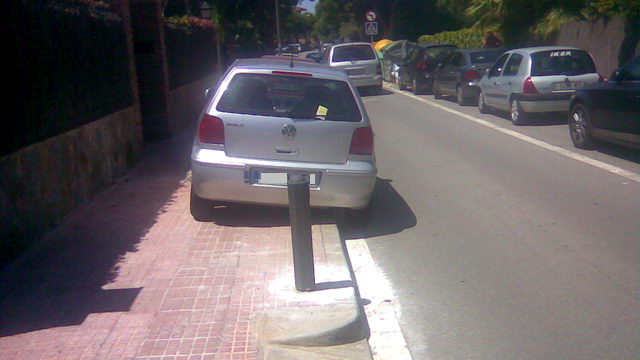 Vehicle aparcat sobre la vorera mar del carrer Cunit de Gav Mar entre els carrers Roses i Palams. Vehicle multat (19 de Juliol de 2009)